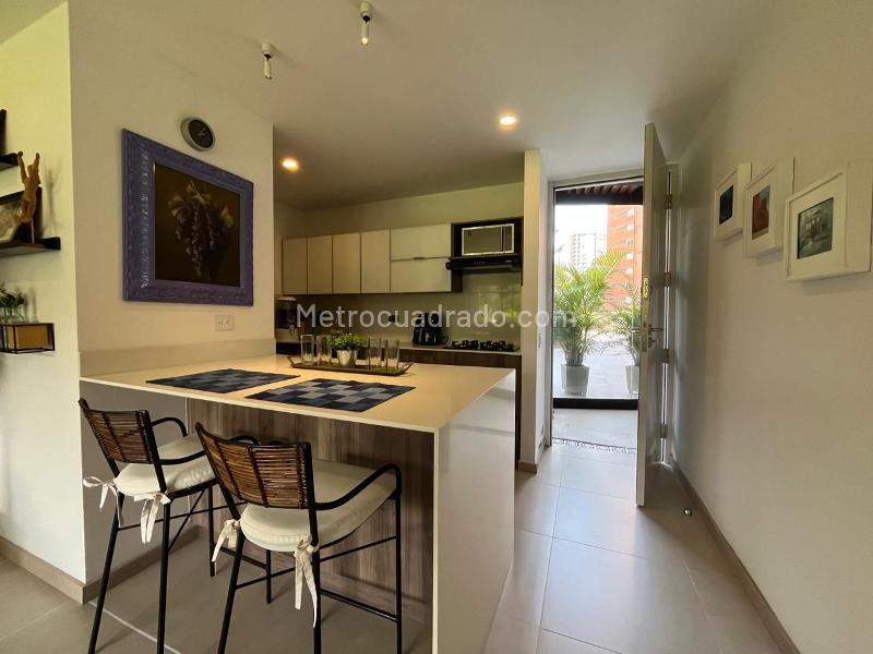 1BR Studio Apartment with Balcony and Covered Parking in El Poblado - 3