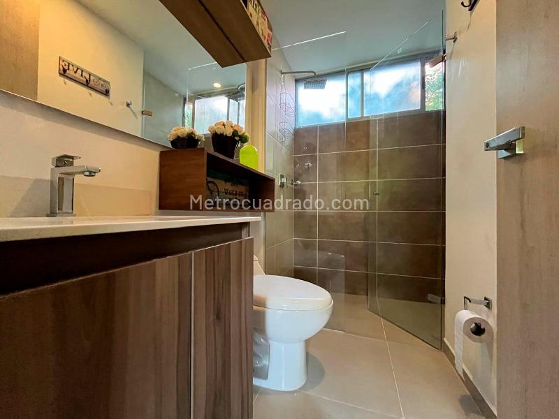 1BR Studio Apartment with Balcony and Covered Parking in El Poblado - 9