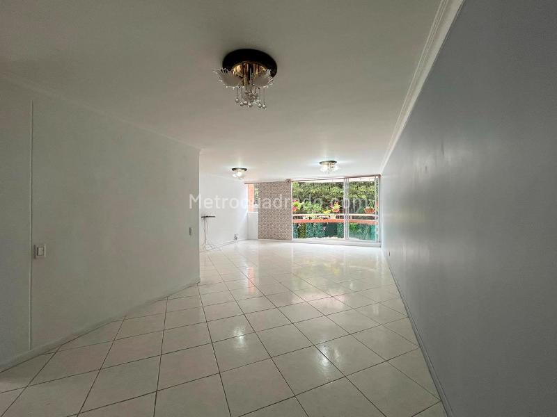 2BR Apartment in El Poblado with Balcony & Covered Parking