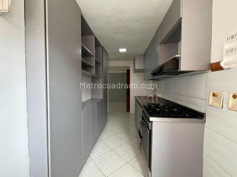 Apartamento de 2 Alcobas en El Poblado con Balcón y Parqueadero Cubierto - 4