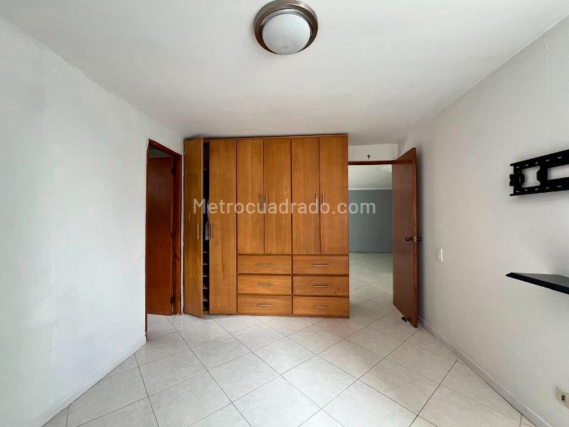 Apartamento de 2 Alcobas en El Poblado con Balcón y Parqueadero Cubierto - 9