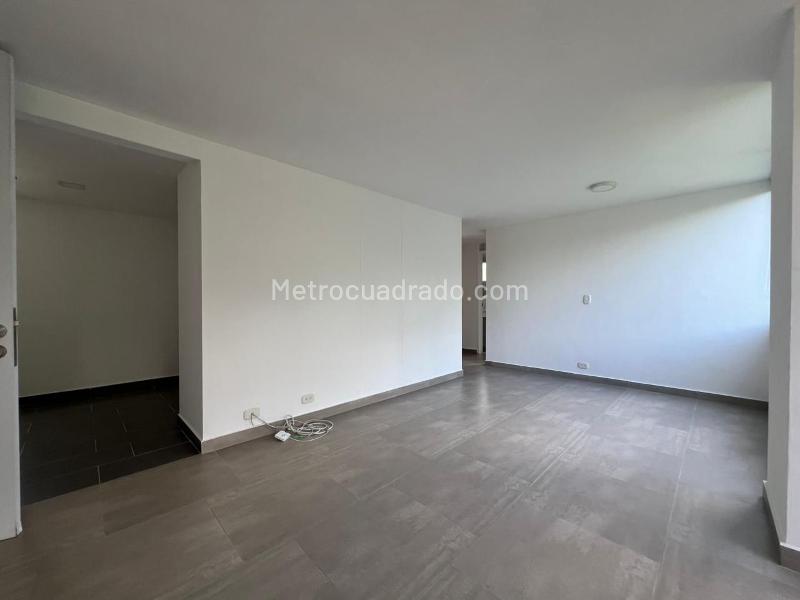 Apartamento de 3 Alcobas con Balcón y Parqueadero Cubierto en El Poblado - 2