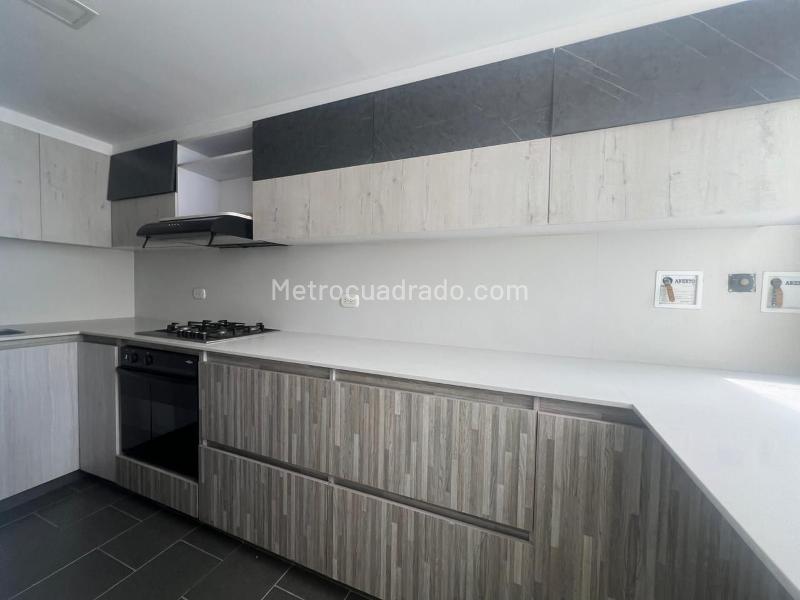 Apartamento de 3 Alcobas con Balcón y Parqueadero Cubierto en El Poblado - 4