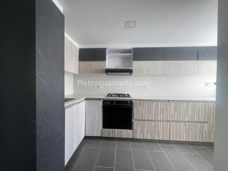 Apartamento de 3 Alcobas con Balcón y Parqueadero Cubierto en El Poblado - 6