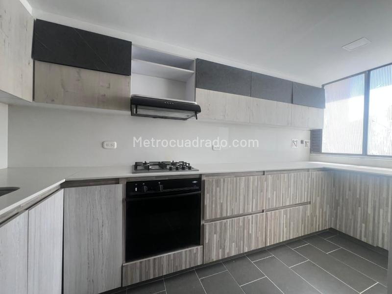 Apartamento de 3 Alcobas con Balcón y Parqueadero Cubierto en El Poblado - 7