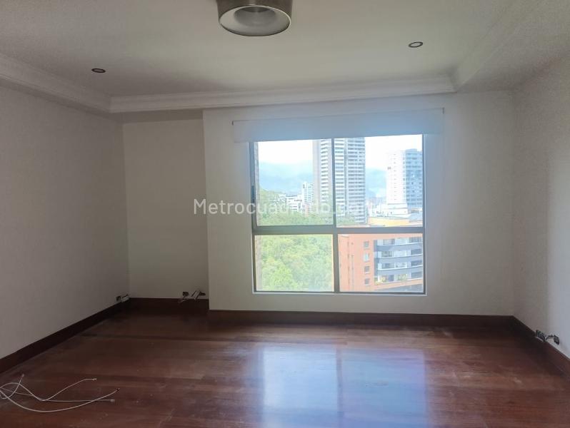 Elegant 4BR Apartment with Jacuzzi in El Poblado - 9