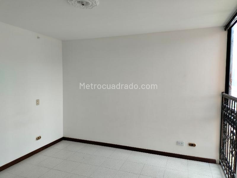 Spacious 3BR Apartment with Service Room in El Poblado - 9