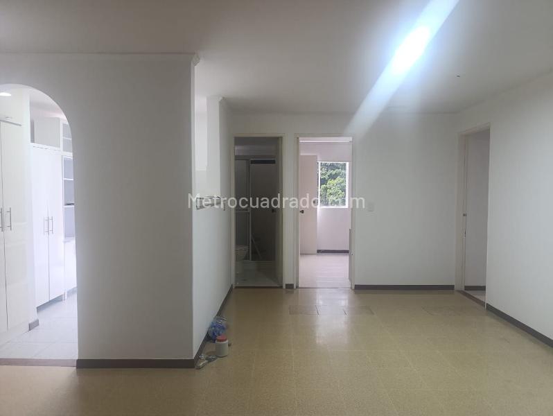 Apartamento de 2 Alcobas con Balcón y Parqueadero Cubierto en El Tesoro - 2