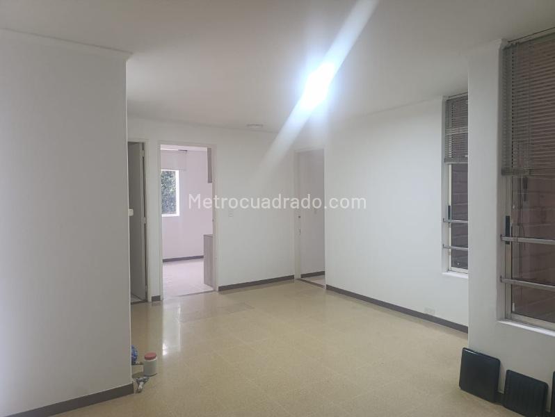 Apartamento de 2 Alcobas con Balcón y Parqueadero Cubierto en El Tesoro - 3