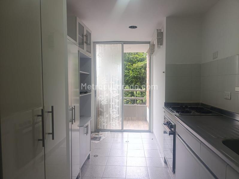 Apartamento de 2 Alcobas con Balcón y Parqueadero Cubierto en El Tesoro - 4