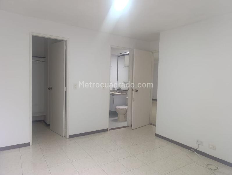 Apartamento de 2 Alcobas con Balcón y Parqueadero Cubierto en El Tesoro - 6