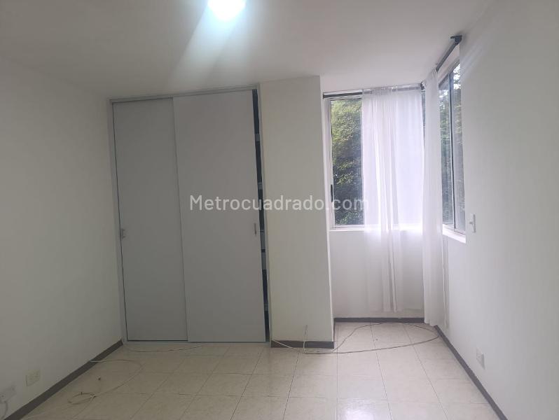 Apartamento de 2 Alcobas con Balcón y Parqueadero Cubierto en El Tesoro - 8