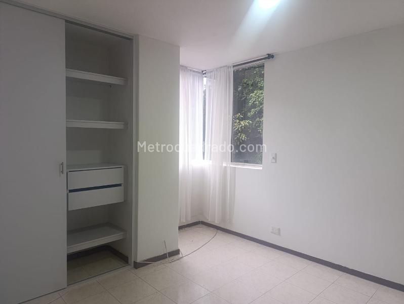 Apartamento de 2 Alcobas con Balcón y Parqueadero Cubierto en El Tesoro - 9