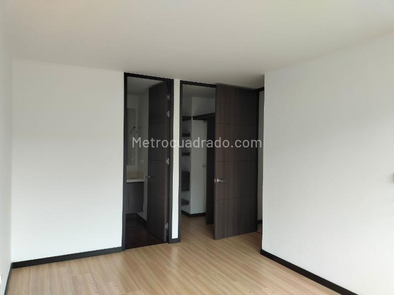 Apartamento de 2 Alcobas con Balcón y Parqueadero Cubierto en El Poblado - 9