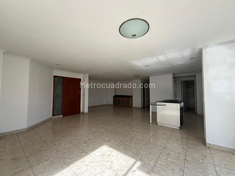 Apartamento Amplio de 3 Alcobas con Vistas en El Poblado - 2