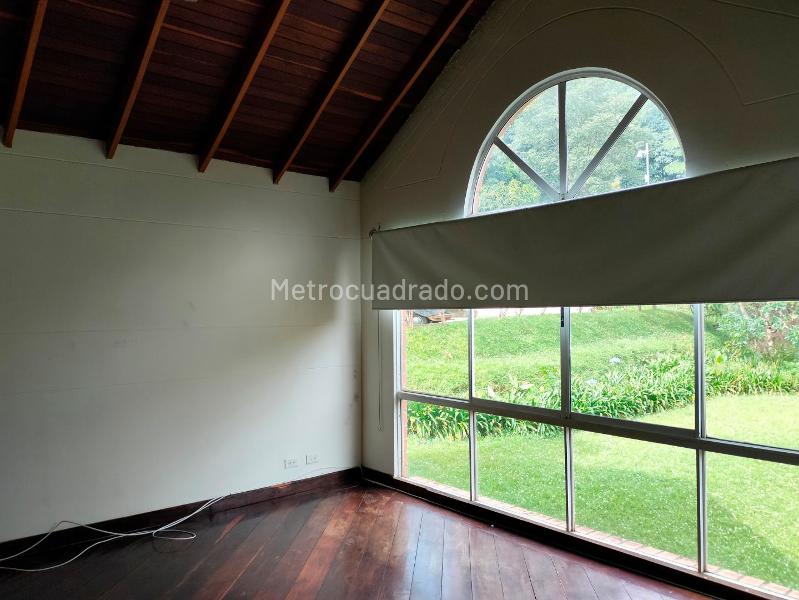 Casa Elegante de 4 Alcobas con Jardín en El Poblado - 8