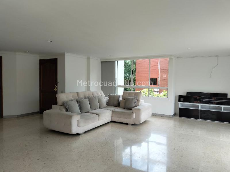 Spacious 3BR Apartment with Marble Floors in El Poblado - 3