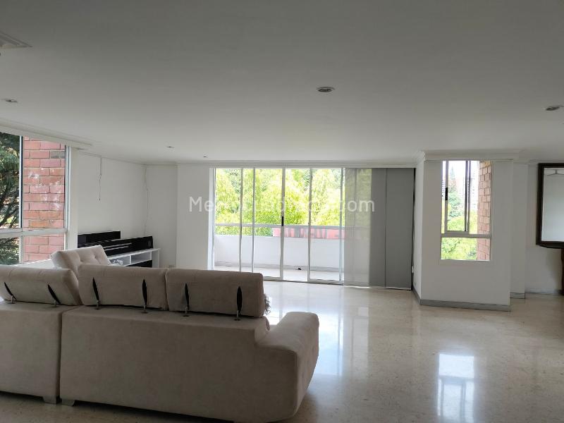 Spacious 3BR Apartment with Marble Floors in El Poblado - 4