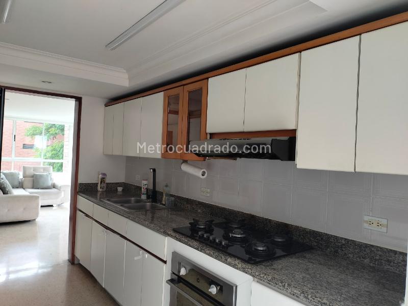 Spacious 3BR Apartment with Marble Floors in El Poblado - 9