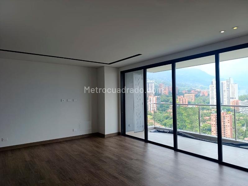 3BR Apartment with Elevator, Pool & Gym in El Poblado - 3