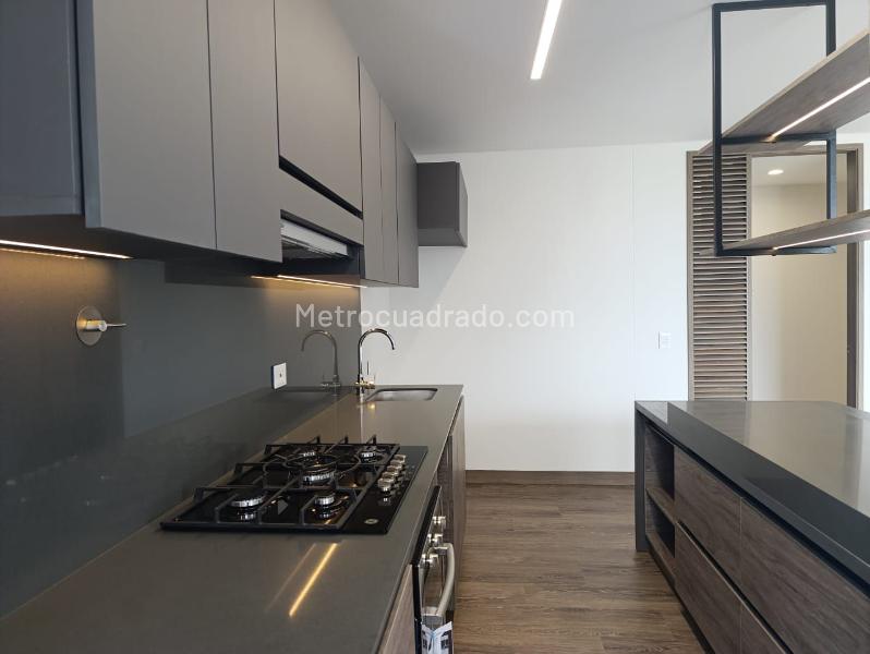 3BR Apartment with Elevator, Pool & Gym in El Poblado - 7