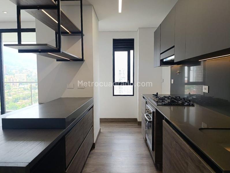 3BR Apartment with Elevator, Pool & Gym in El Poblado - 9