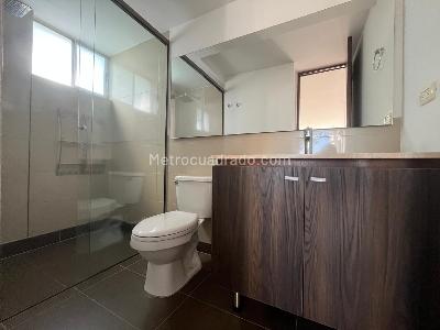 Apartamento de 3 alcobas en arriendo en El Castillo, Medellín, 115 m² · foto 15 de 17