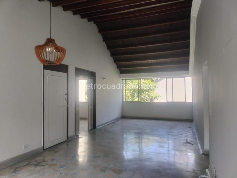 Apartamento de 3 Alcobas con Estudio y Parqueadero Cubierto en El Poblado