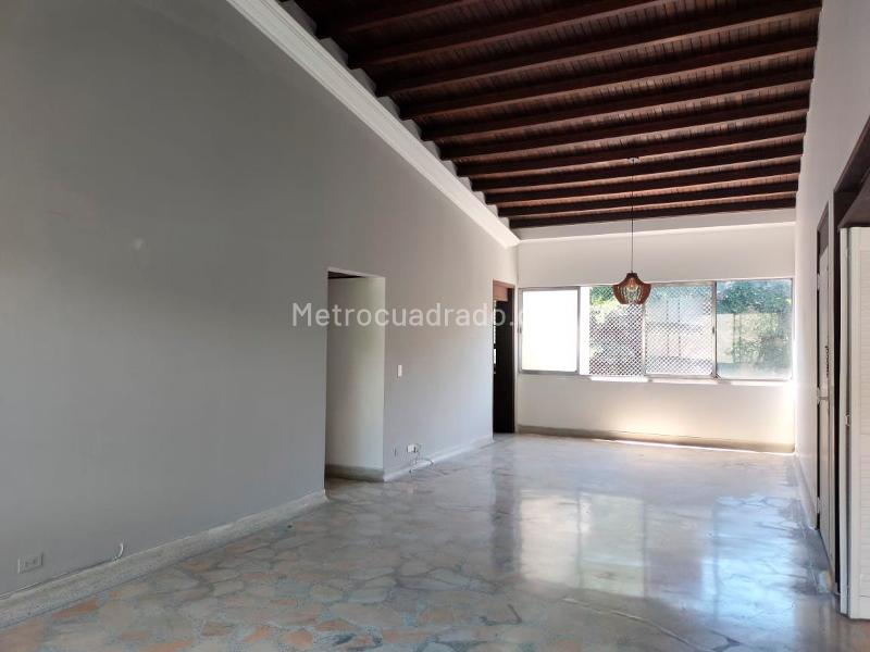 Apartamento de 3 Alcobas con Estudio y Parqueadero Cubierto en El Poblado - 3