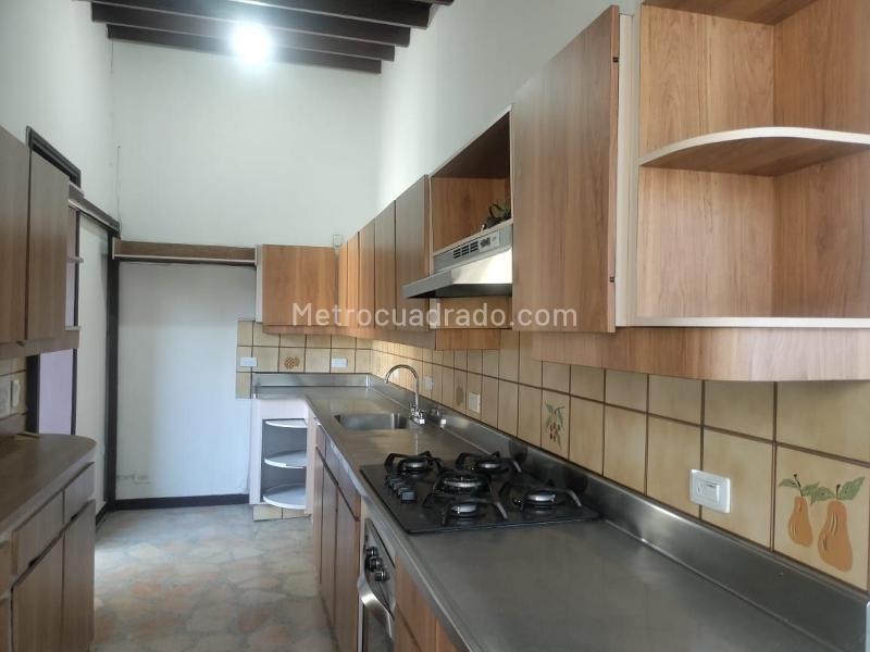 Apartamento de 3 Alcobas con Estudio y Parqueadero Cubierto en El Poblado - 6
