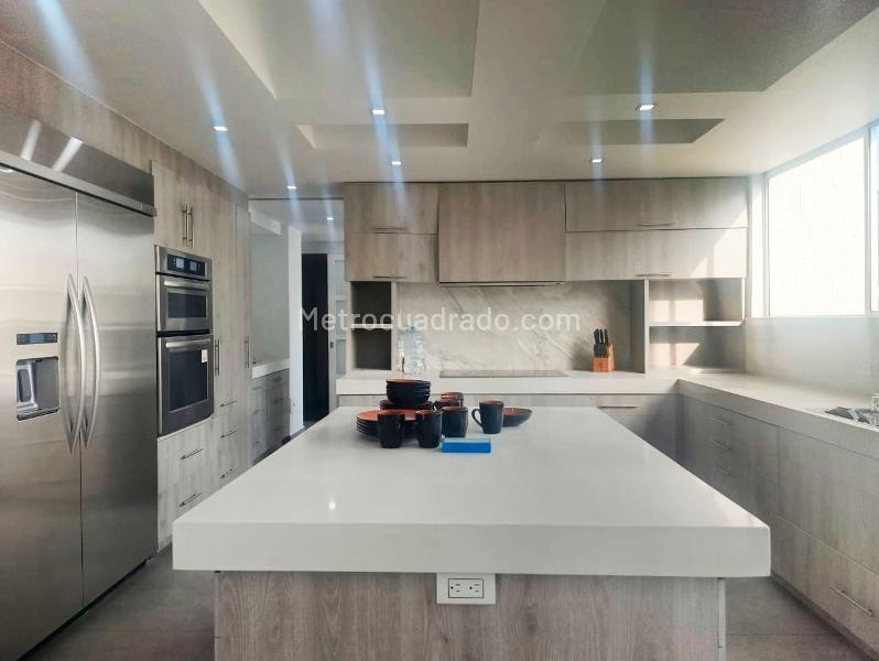 Luxury 4BR Apartment with Gym in El Poblado - 8