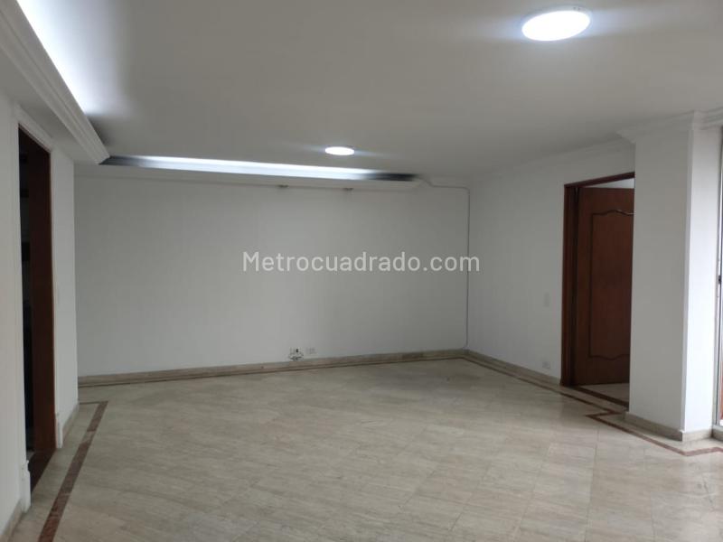 Spacious 3BR Apartment with Pool in El Poblado - 3