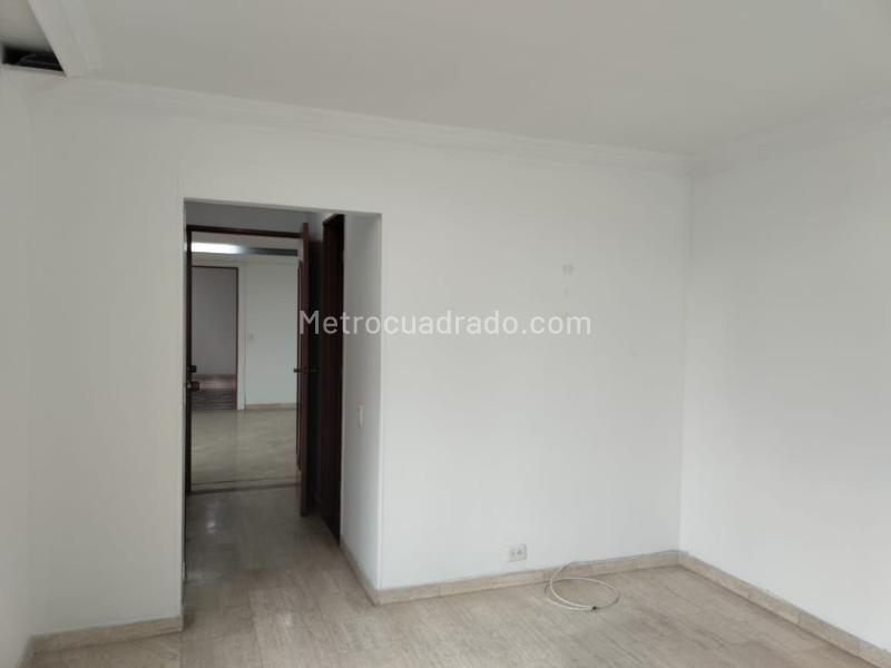 Spacious 3BR Apartment with Pool in El Poblado - 8