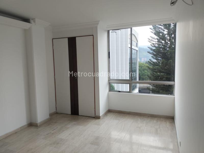 Spacious 3BR Apartment with Pool in El Poblado - 9