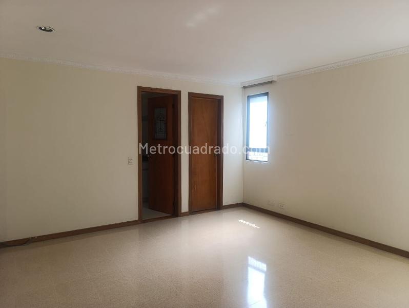 3BR Apartment with Balcony and Covered Parking in El Poblado - 6