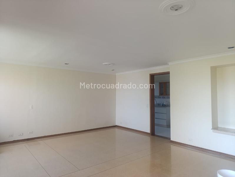 3BR Apartment with Balcony and Covered Parking in El Poblado - 9