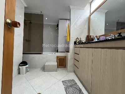 Apartamento de 3 alcobas en venta en El Poblado, Medellín, 210 m² · foto 13 de 15