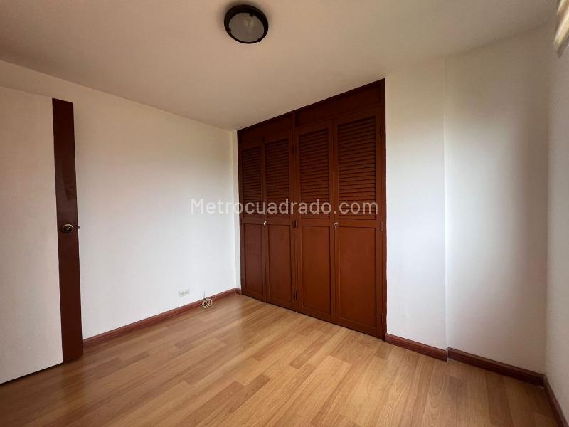 3BR Apartment with Pool in Quiet El Poblado - 9