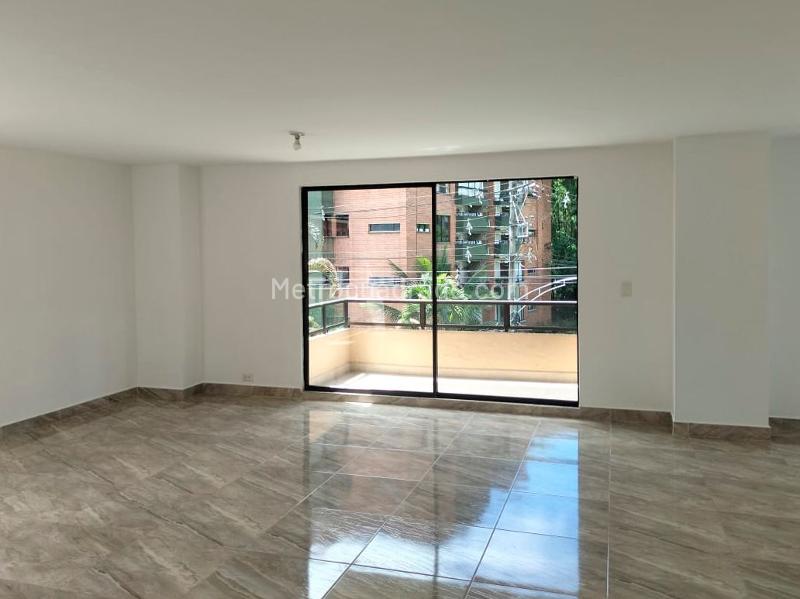Apartamento Moderno de 3 Alcobas con Estudio en El Poblado