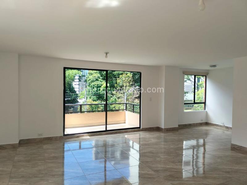 Apartamento Moderno de 3 Alcobas con Estudio en El Poblado - 2