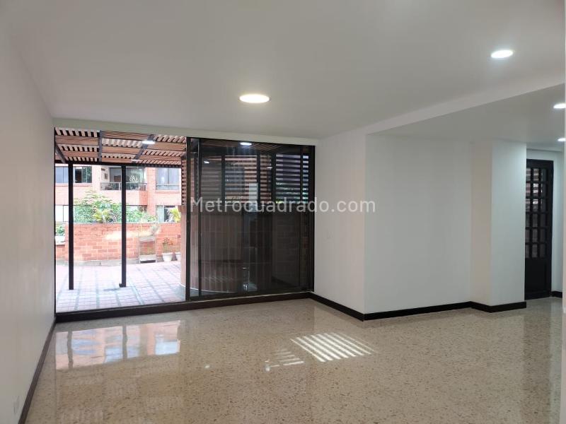 Apartamento de 3 Alcobas con Mármol y Terraza en El Poblado
