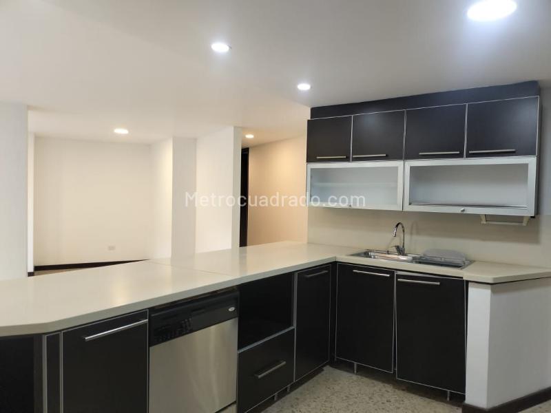 Apartamento de 3 Alcobas con Mármol y Terraza en El Poblado - 8
