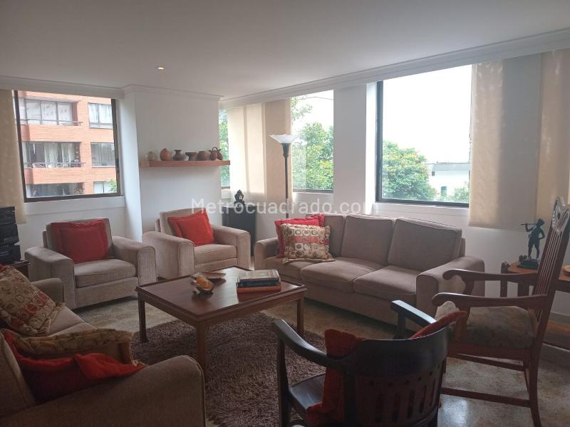 Apartamento de 3 Alcobas con Estudio y 3 Balcones en El Poblado - 2