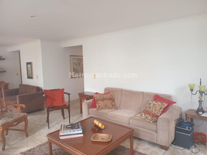 Apartamento de 3 Alcobas con Estudio y 3 Balcones en El Poblado - 4