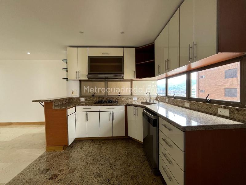 Apartamento de 3 Alcobas en El Poblado con 4 Baños y Amenidades - 6