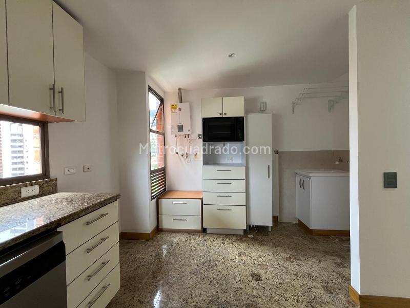 Apartamento de 3 Alcobas en El Poblado con 4 Baños y Amenidades - 7