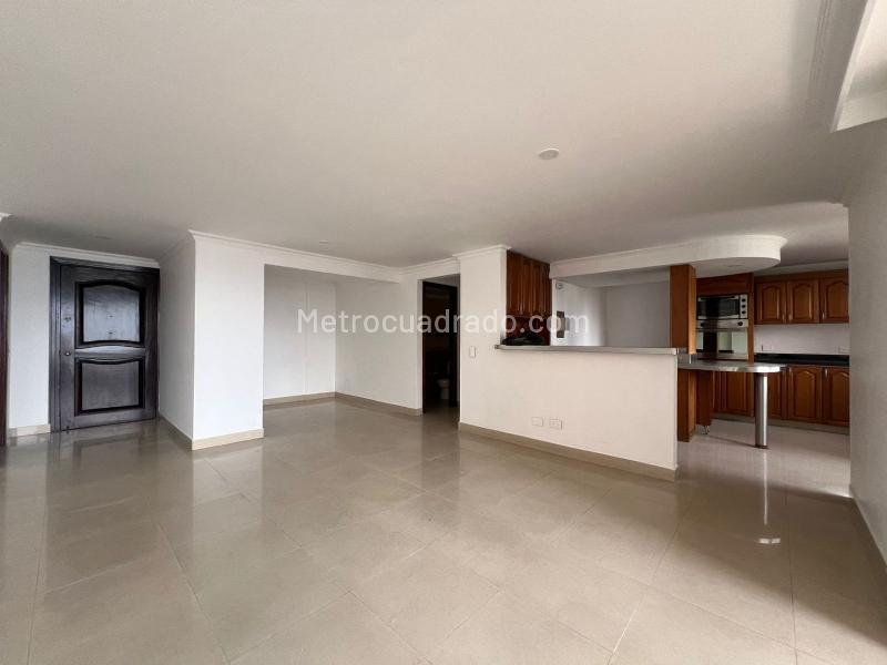 Spacious 3BR Apartment with Green Areas in El Poblado - 3