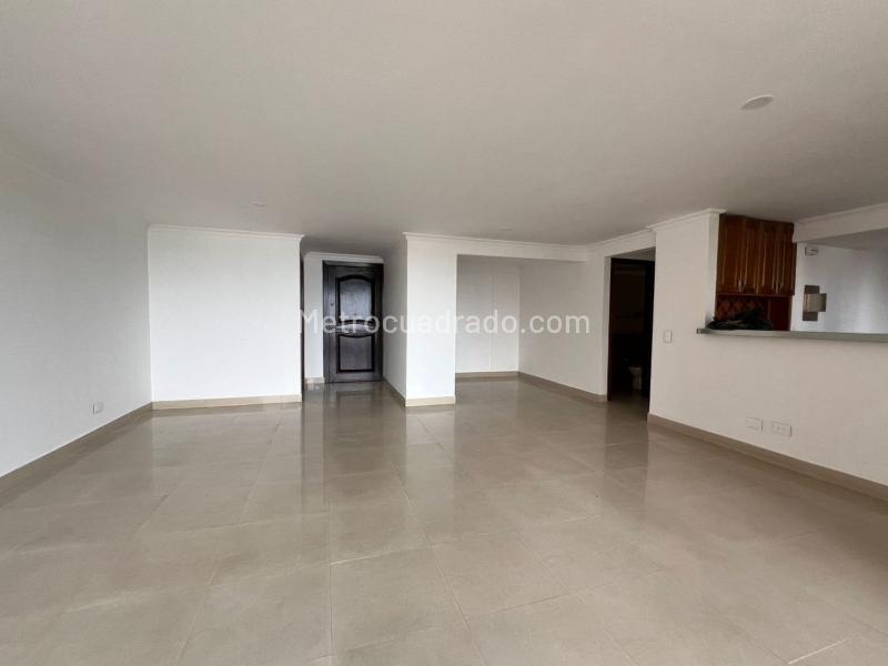 Spacious 3BR Apartment with Green Areas in El Poblado - 4