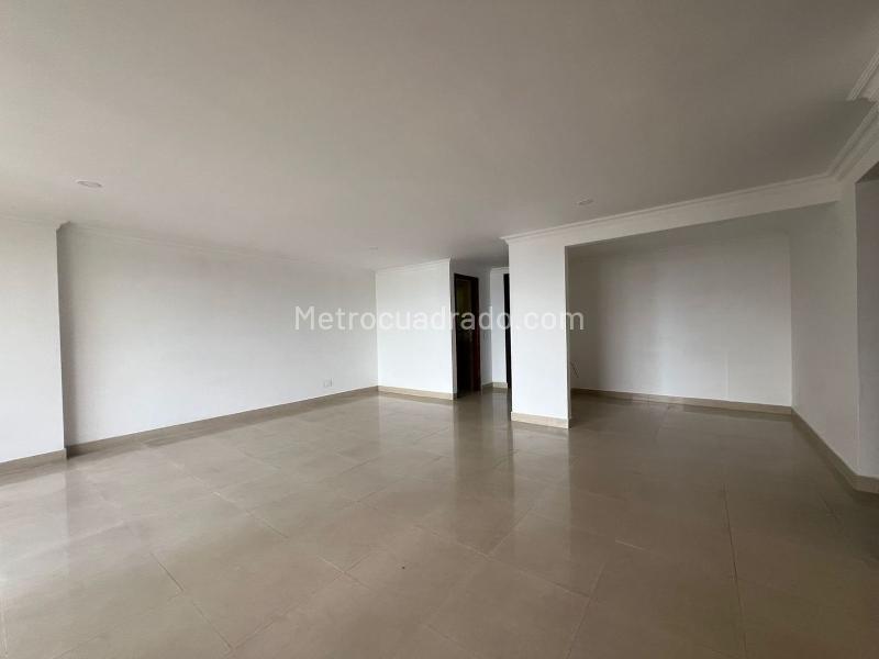 Spacious 3BR Apartment with Green Areas in El Poblado - 5