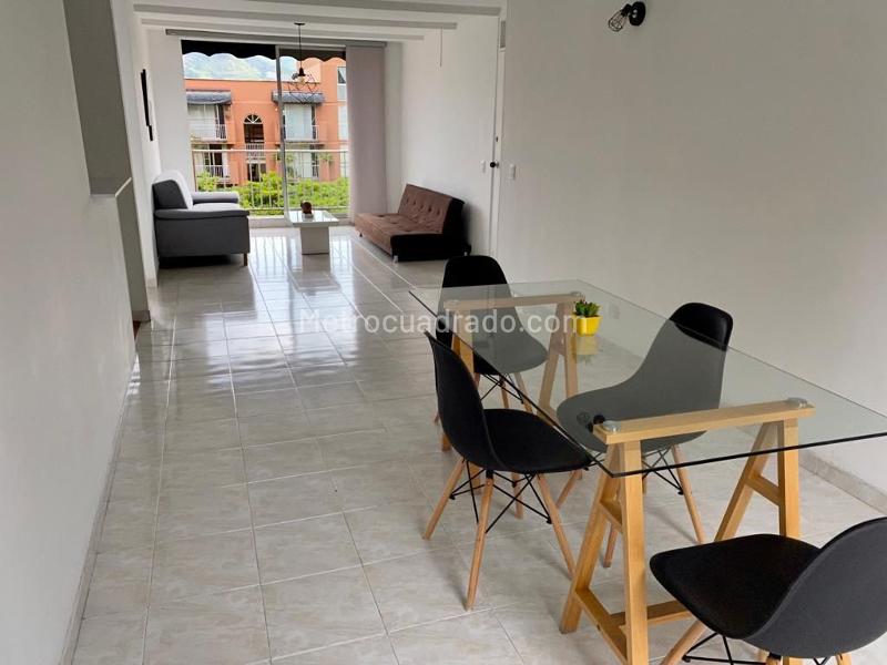 Apartamento de 3 Alcobas con 3 Baños en Unidad Cerrada